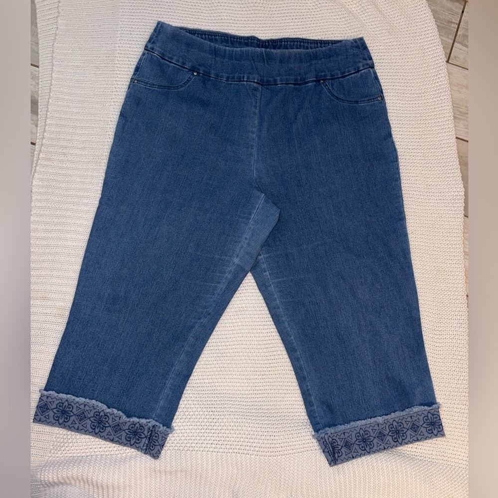 Alfred Dunner Blue Cropped Jeans with Embroidered Cuff - sz14 (P11) - Picture 2 of 4